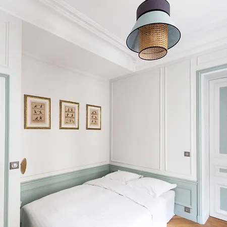 Veeve - Classical Features In The 9th Apartament