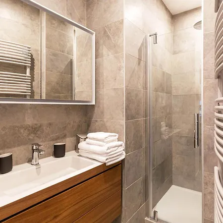 Veeve - Classical Features In The 9th Paris