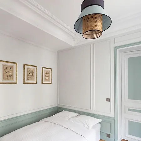 Veeve - Classical Features In The 9th Lejlighed Paris