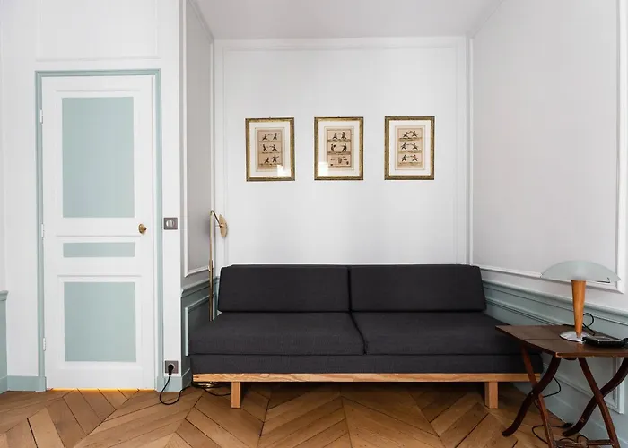 Apartment Veeve - Classical Features In The 9th