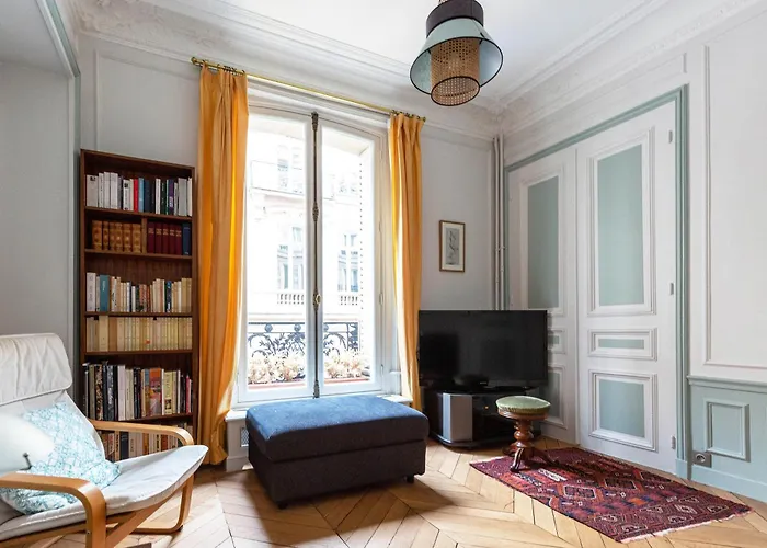 Apartment Veeve - Classical Features In The 9th *