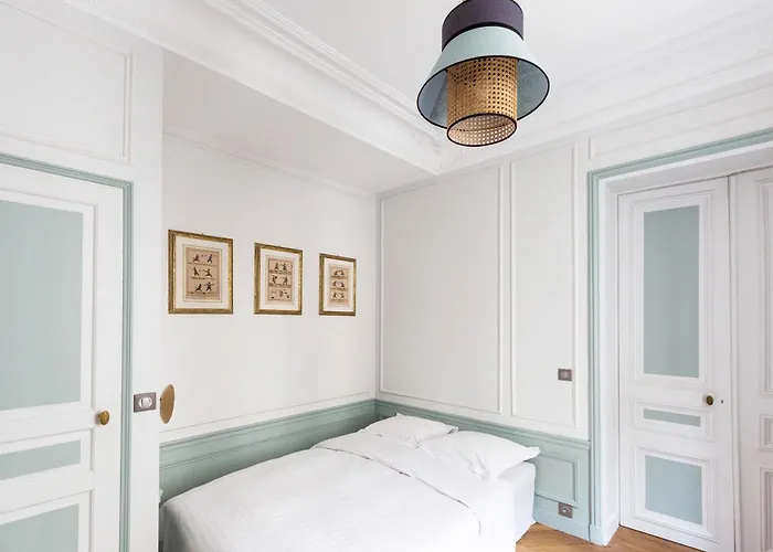 Veeve - Classical Features In The 9th Apartment