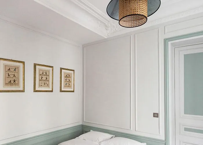 Veeve - Classical Features In The 9th Apartment Paris