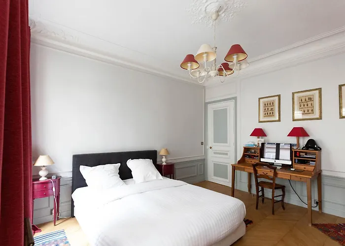 Veeve - Classical Features In The 9th Apartment *