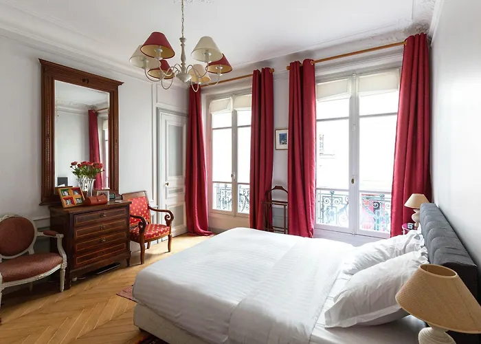 Apartment Veeve - Classical Features In The 9th
