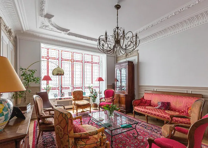 Apartment Veeve - Classical Features In The 9th