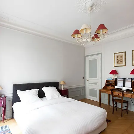 Veeve - Classical Features In The 9th Apartamento *