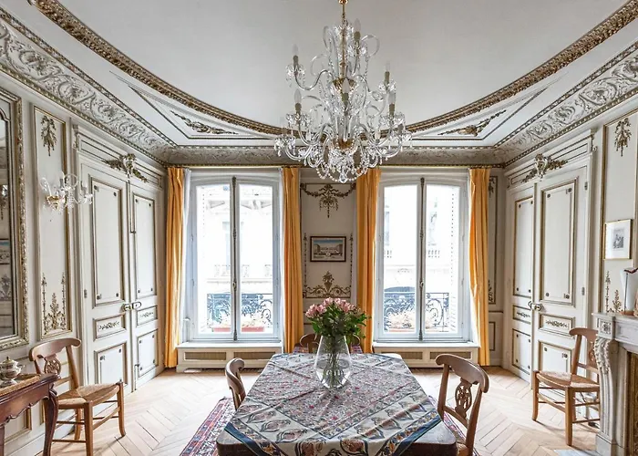 Veeve - Classical Features In The 9th Apartamento Paris